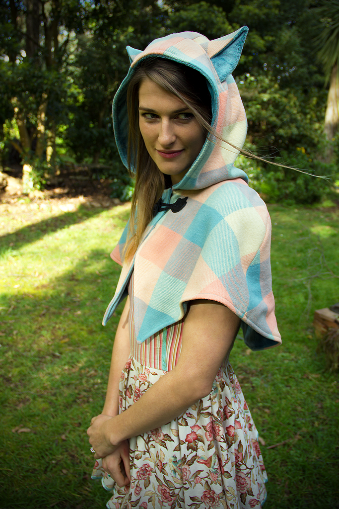 Vintage Fox Capelet (PSTL&MNT) - Button Fox